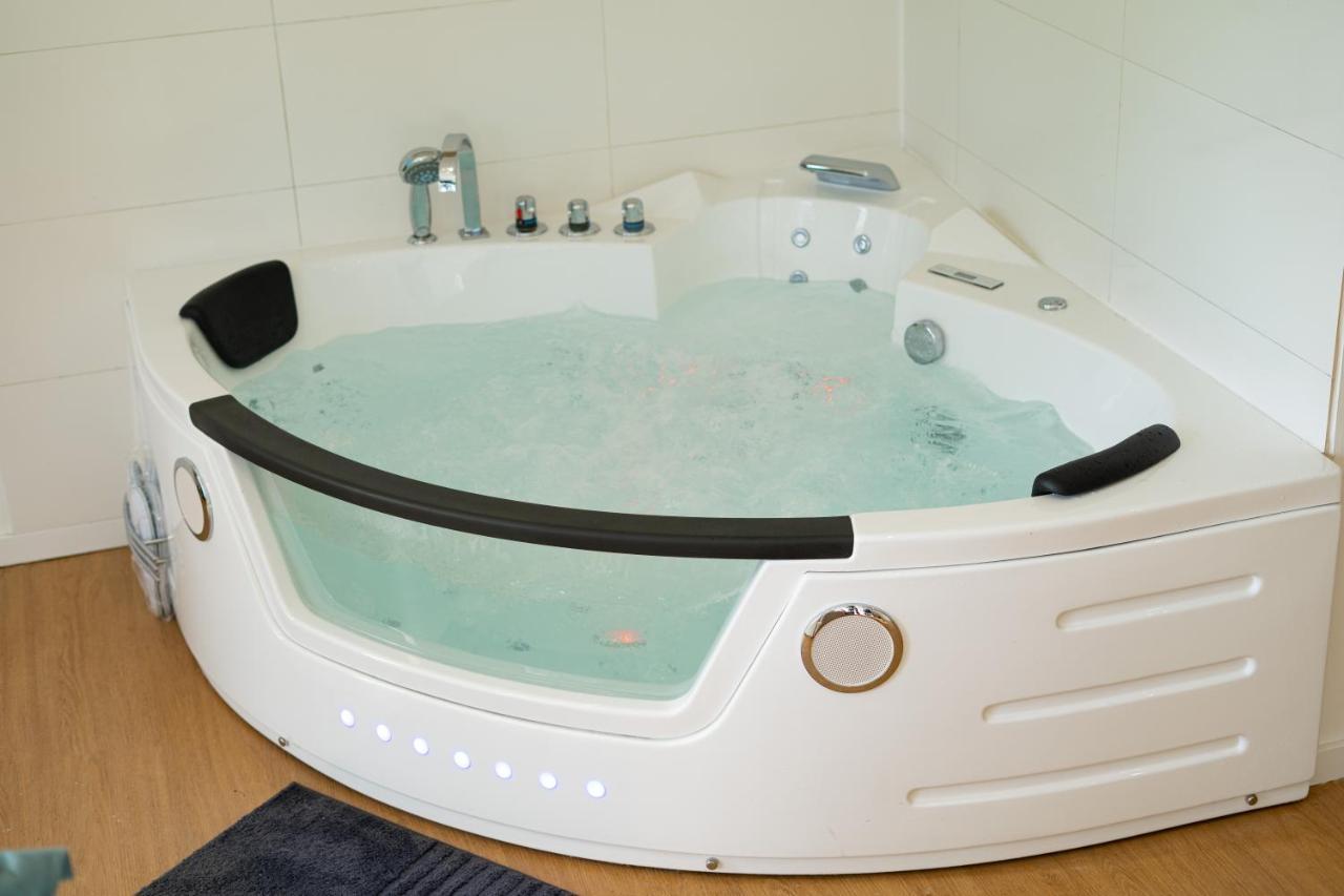 Capsule Nature & Photos - Jacuzzi - Netflix & Home Cinema - Ps5 & Jeu Thun-Saint-Martin ภายนอก รูปภาพ